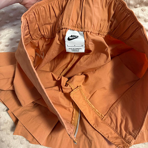 MÜÜA NAISTE NIKE LÜHIKESED PÜKSID (3 foto / 4)