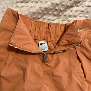 MÜÜA NAISTE NIKE LÜHIKESED PÜKSID (4 foto / 4)