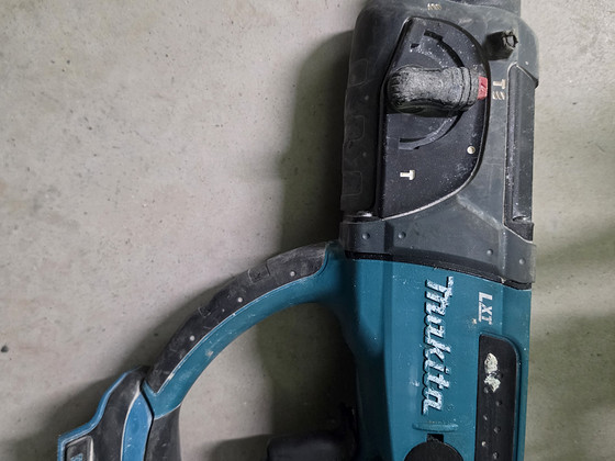 Аккумуляторный перфоратор Makita dhr202