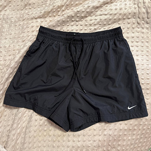 MÜÜA NAISTE NIKE LÜHIKESED PÜKSID (1 foto / 3)