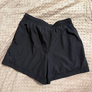 MÜÜA NAISTE NIKE LÜHIKESED PÜKSID (2 foto / 3)