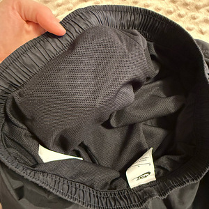 MÜÜA NAISTE NIKE LÜHIKESED PÜKSID (3 foto / 3)