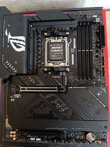 Asus ROG Strix X870-F Gaming WiFi - Emaplaat AM5 (1 foto / 9)
