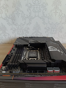 Asus ROG Strix X870-F Gaming WiFi - Emaplaat AM5 (5 foto / 9)