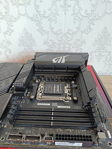 Asus ROG Strix X870-F Gaming WiFi - Emaplaat AM5 (7 foto / 9)