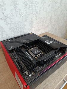 Asus ROG Strix X870-F Gaming WiFi - Emaplaat AM5 (8 foto / 9)