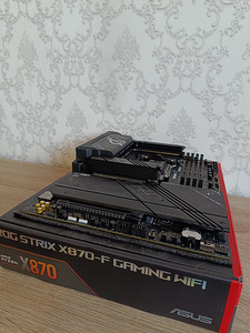 Asus ROG Strix X870-F Gaming WiFi - Emaplaat AM5 (9 foto / 9)