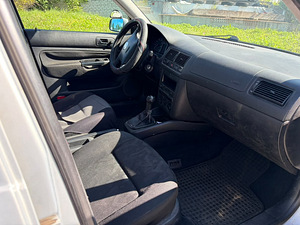 Volkswagen Golf (3 foto / 6)
