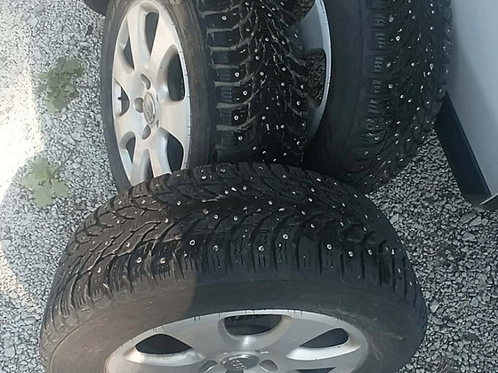 235 60 18 Nokian Hakkapeliitta 9 SUV velgedel 5x130