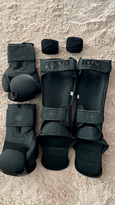Боксерские перчатки King Pro Boxing BGVL-3 + щитки для голен (2 фото из 2)