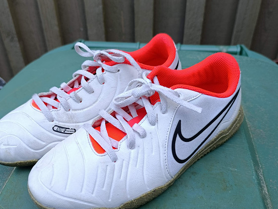 NIKE спортивная обувь р. 38,5
