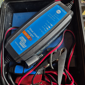 LiFePO4 12,8V 20Ah aku ja Victron Blue Smart laadija
