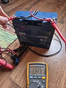 LiFePO4 аккумулятор 12,8V 20Ah и зарядное устройство Victron Blue Smart (2 фото из 6)