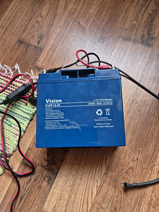 LiFePO4 аккумулятор 12,8V 20Ah и зарядное устройство Victron Blue Smart (3 фото из 6)