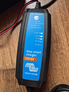 LiFePO4 аккумулятор 12,8V 20Ah и зарядное устройство Victron Blue Smart (6 фото из 6)