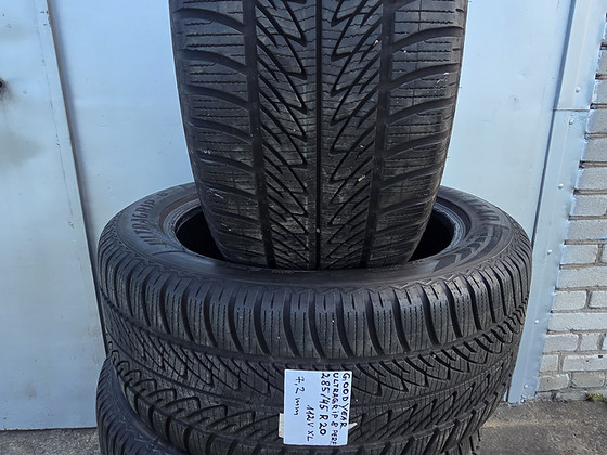 285/45 R20 Goodyear UltraGrip 8 нешипованные зимние шины (~7mm)