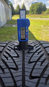 285/45 R20 Goodyear UltraGrip 8 lamellrehvid (~7mm) (4 foto / 10)