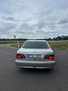 Mercedes-Benz W210 (3 фото из 8)