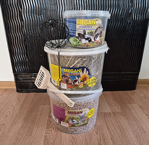 Jänes küülik ämber 3tk, söögi hein + pall, wc graanul, müsli (1 foto / 1)
