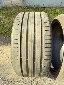 275/40/19 Nokian (2 фото из 4)