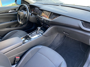 Opel Insignia (10 фото из 12)