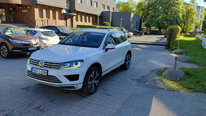Volkswagen Touareg (3 фото из 14)