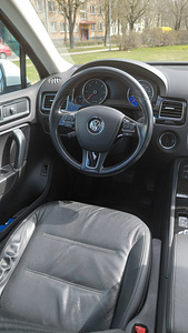 Volkswagen Touareg (9 фото из 14)