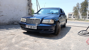 Mercedes c180 lav avto (1 լուսանկար / 5)