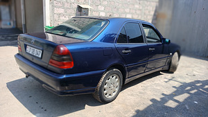 Mercedes c180 lav avto (4 լուսանկար / 5)