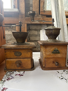 Kaks vintage puidust käsikohviveskit (2 foto / 10)