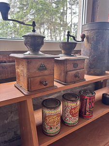Kaks vintage puidust käsikohviveskit (3 foto / 10)