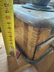 Kaks vintage puidust käsikohviveskit (5 foto / 10)