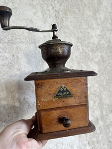 Kaks vintage puidust käsikohviveskit (10 foto / 10)