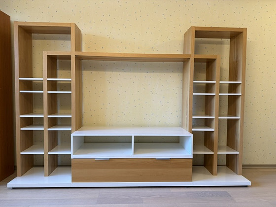 TV-sektsioon / elutoa seinariiul, hele tamm + valge, 240 cm