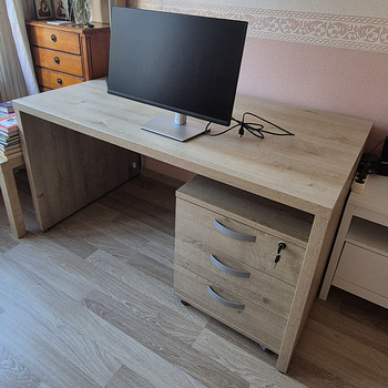 Kirjutuslaud 1400x800 ja ratastel sahtlikapp 480x490x580