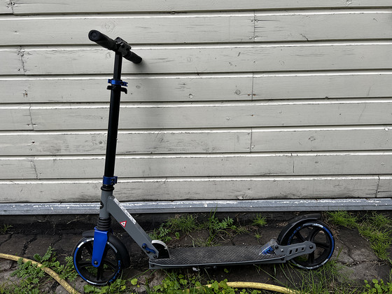 Kokkupandav tõukeratas amortidega
