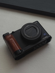 Sony ZV-1 + рукоятка SmallRig (2 фото из 2)