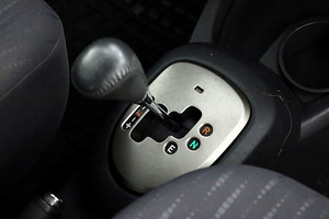 Toyota Yaris Linea Sol Facelift ATM 1.3 74kW (8 фото из 9)