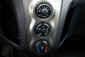 Toyota Yaris Linea Sol Facelift ATM 1.3 74kW (9 фото из 9)