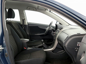 Toyota Corolla Linea Sol 1.6 91kW (6 фото из 8)