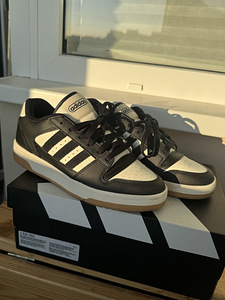 Кроссовки Adidas (1 фото из 4)
