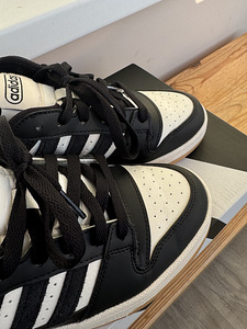 Кроссовки Adidas (2 фото из 4)