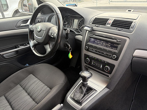 Skoda Octavia (9 фото из 12)