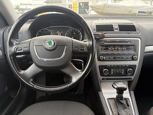Skoda Octavia (12 фото из 12)