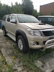 Toyota Hilux (2 фото из 4)