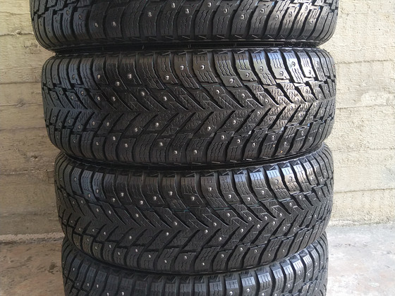 215/65R17 шипованные шины Nokian Hakkapeliitta 10 SUV