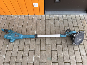 Аккумуляторная шлифмашина для стен и потолков Makita DSL800 (2 фото из 3)
