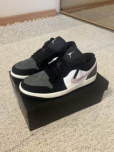 Air Jordan 1 Low SE “Black Iced Carmine” 45 (1 foto / 8)