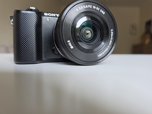 Sony A5000 + Sony E PZ 16–50mm F3.5–5.6 OSS (1 foto / 2)