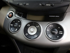 Toyota RAV4 Luxury 4x4 2.2 D-4D 130kW (8 фото из 9)